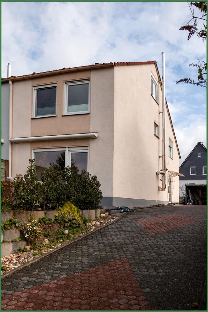Hausansicht mit Einfahrt
