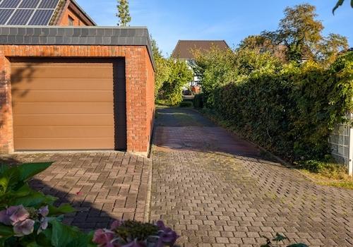Auffahrt und Garage