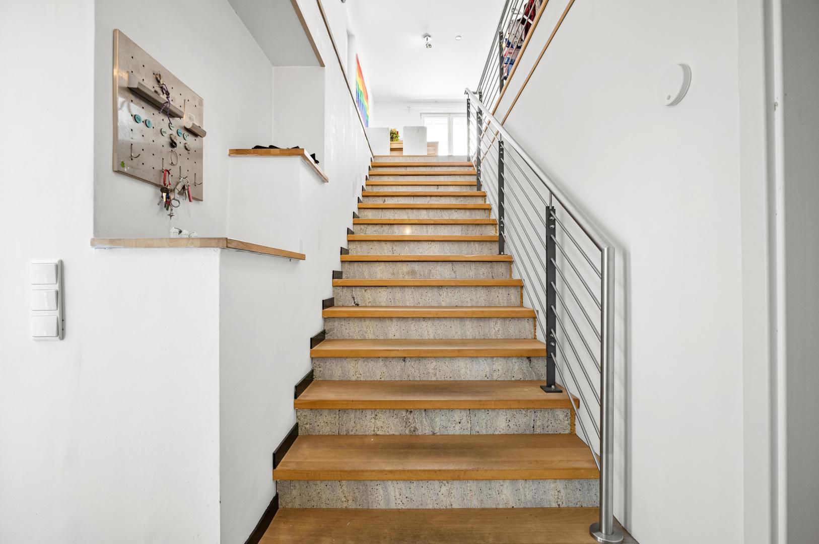 separates Treppenhaus zum Obergeschoss