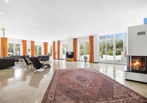 großes Wohnzimmer mit Kamin