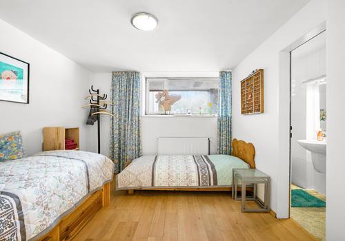 Gästezimmer mit Duschbad im Souterrain