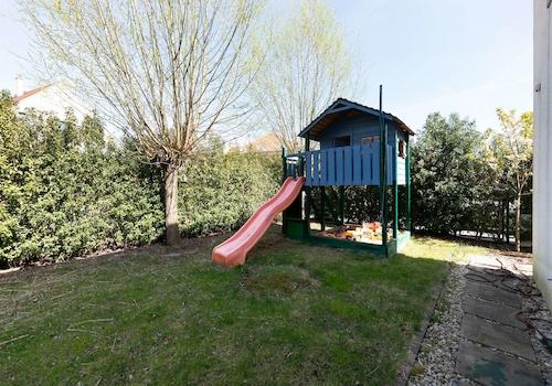 Garten mit Spielplatz