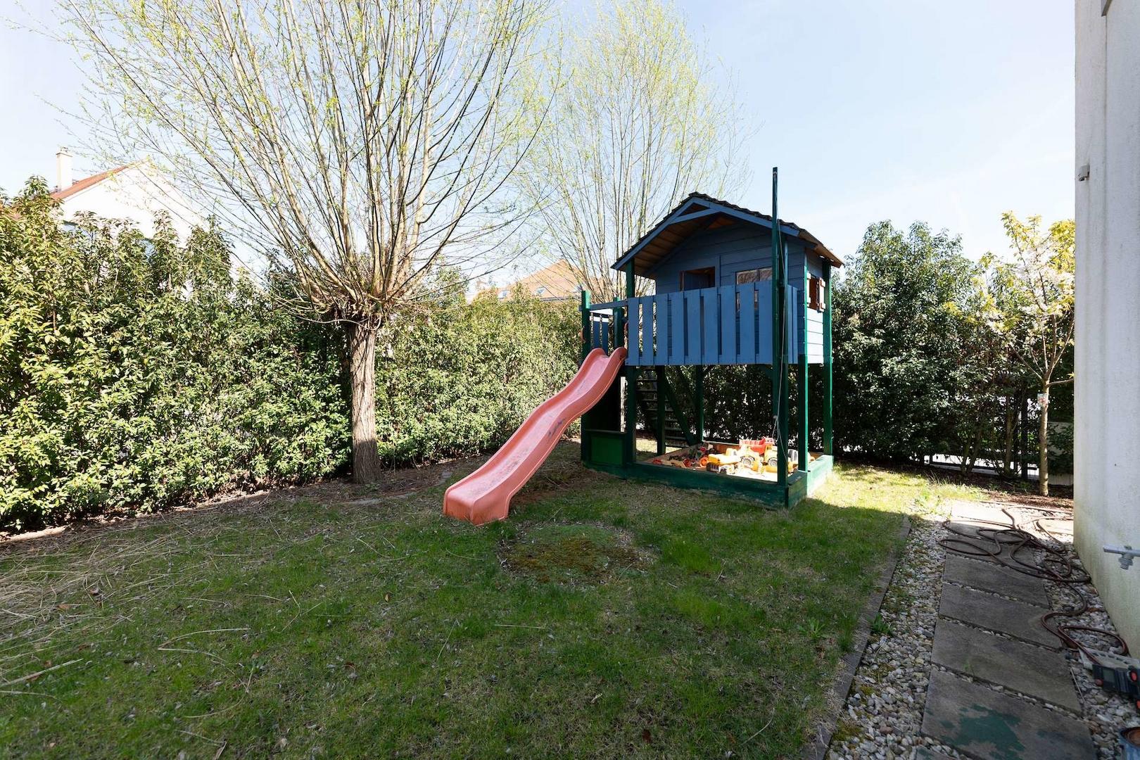 Garten mit Spielplatz