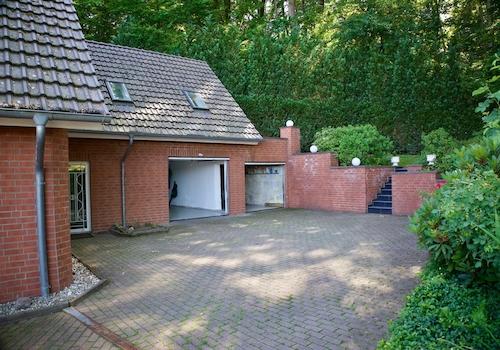 Einfahrt zu den Garagen