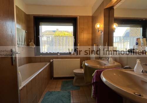 Badezimmer mit Dusche + Wanne