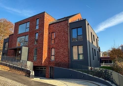 Außenansicht mit Tiefgaragenzufahrt