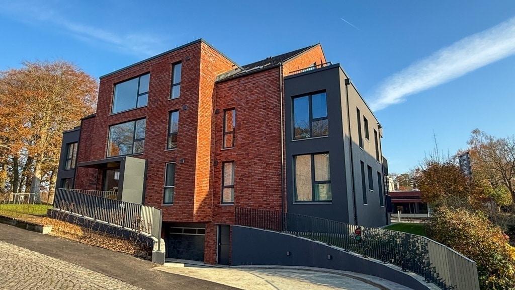 Außenansicht mit Tiefgaragenzufahrt