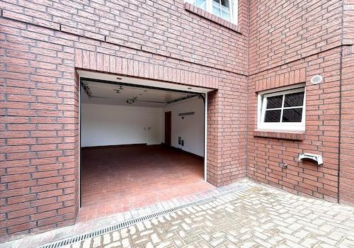 Einfahrt Garage