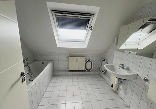 Bad mit Dusche und Wanne im DG