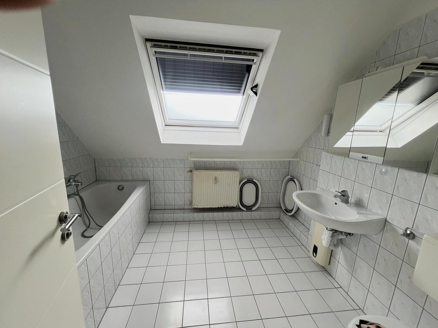 Bad mit Dusche und Wanne im DG