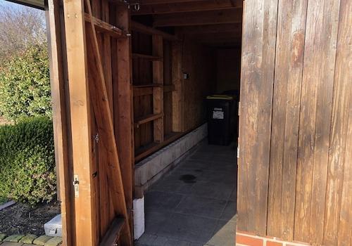 Abstellraum neben dem Carport