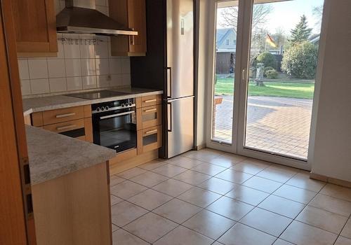 Küche mit Terassentür