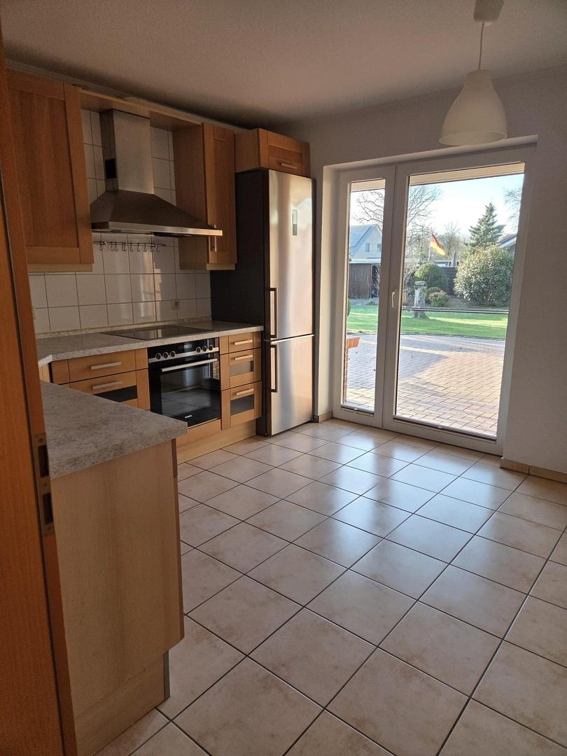 Küche mit Terassentür