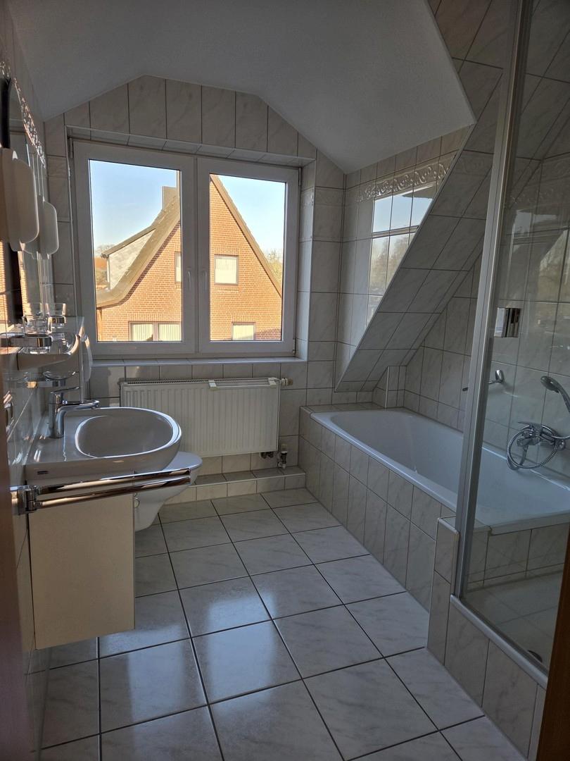 Bad mit Wanne und Dusche