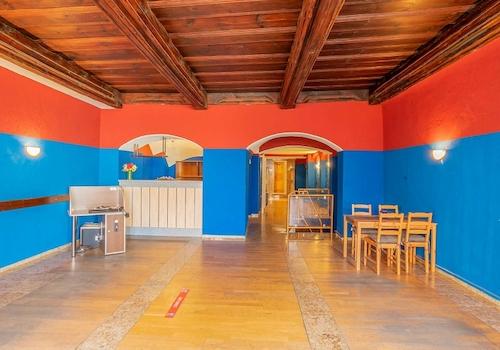 Ladenfläche mit Balkendecke im Obergeschoss