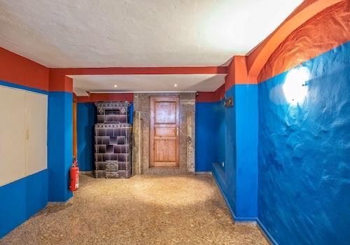 Ladenfläche mit Kachelofen im Erdgeschoss