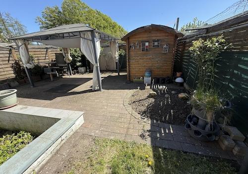 Pavillon u. Gartenhütte