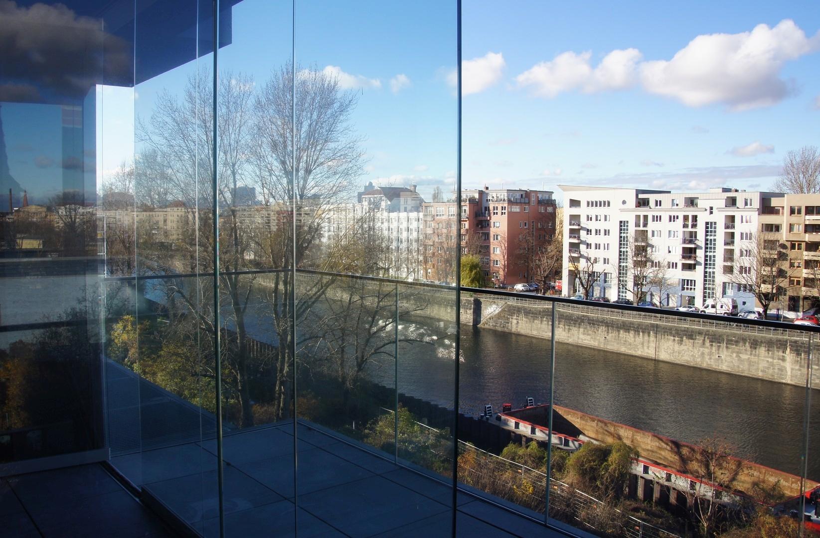 Glasfaltwand geschlossen