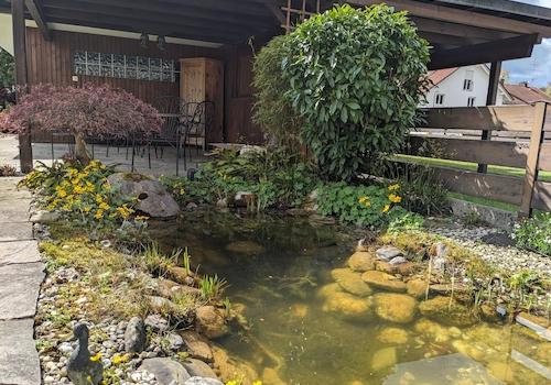 überdachter Freisitz mit Teich