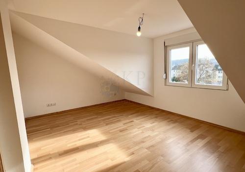 2.TES ZIMMER IM DACHGESCHOSS