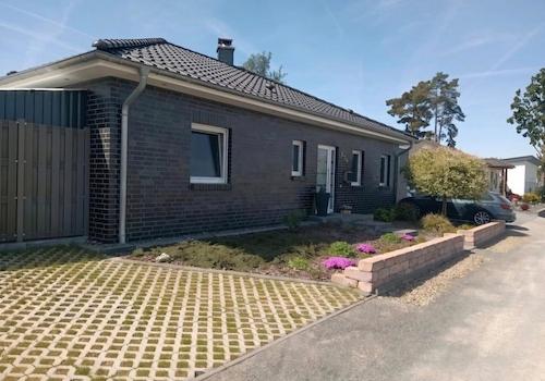 Hauseingang & Stellplatz