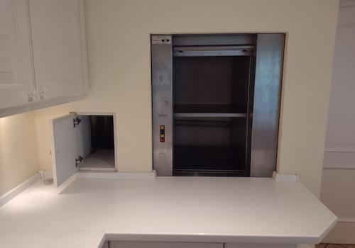 Aufzug und Wäscheabwurf