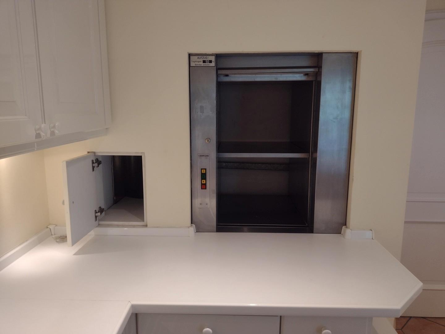 Aufzug und Wäscheabwurf