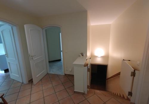 Flur mit Kellertreppe