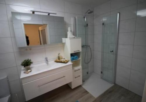 Bad mit bodengleich Dusche