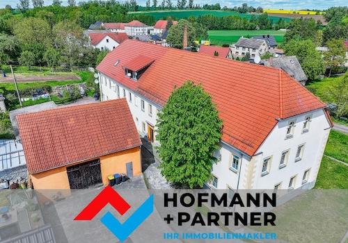 Hausansicht mit Scheune von oben