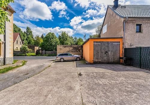 Innenhof mit Garage und Stellplätzen