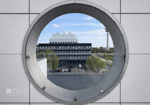 Bullauge auf Terasse