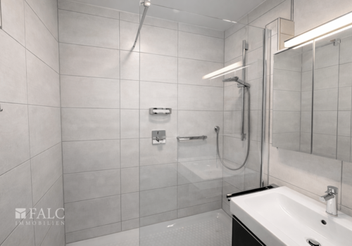 Riesige Dusche im Badezimmer