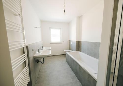 Bad mit Dusche und Wanne