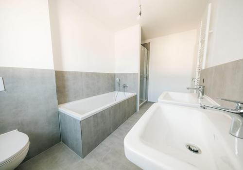 Bad mit Dusche und Wanne