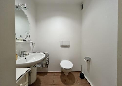separates WC