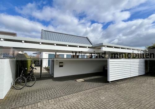 Carport und Zugang zum Haus