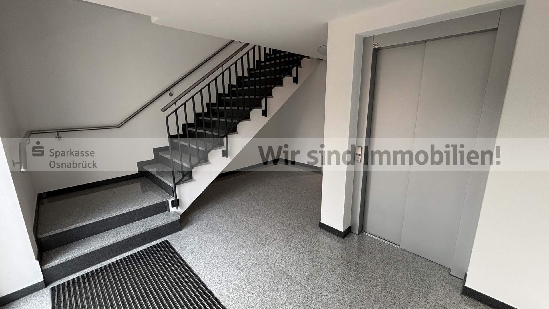 Treppenhaus mit Aufzug