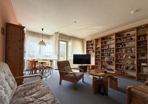 Wohnzimmer mit Balkon