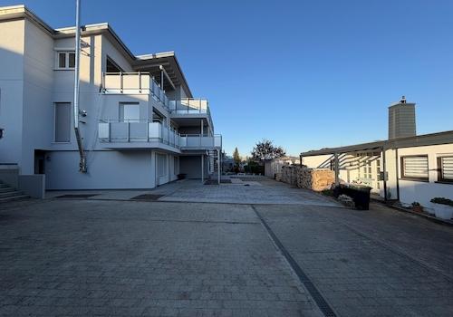 Hausansicht und Stellplatz