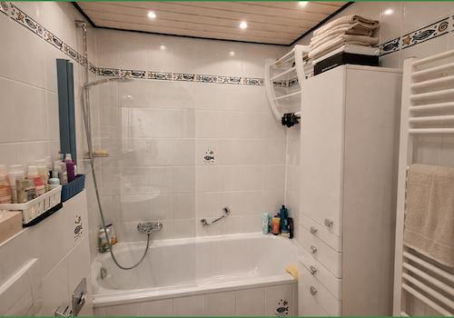 Dusche und Badewanne