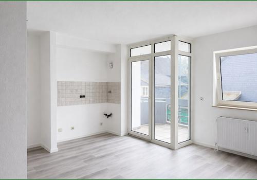 Zimmer mit Blick auf den Balkon