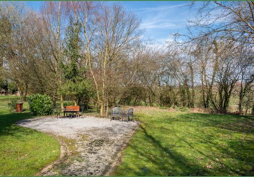 Sonniger Platz im großen Garten