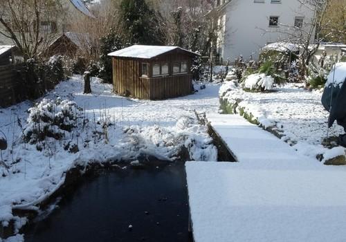 Teich, Gartenhaus im Winter