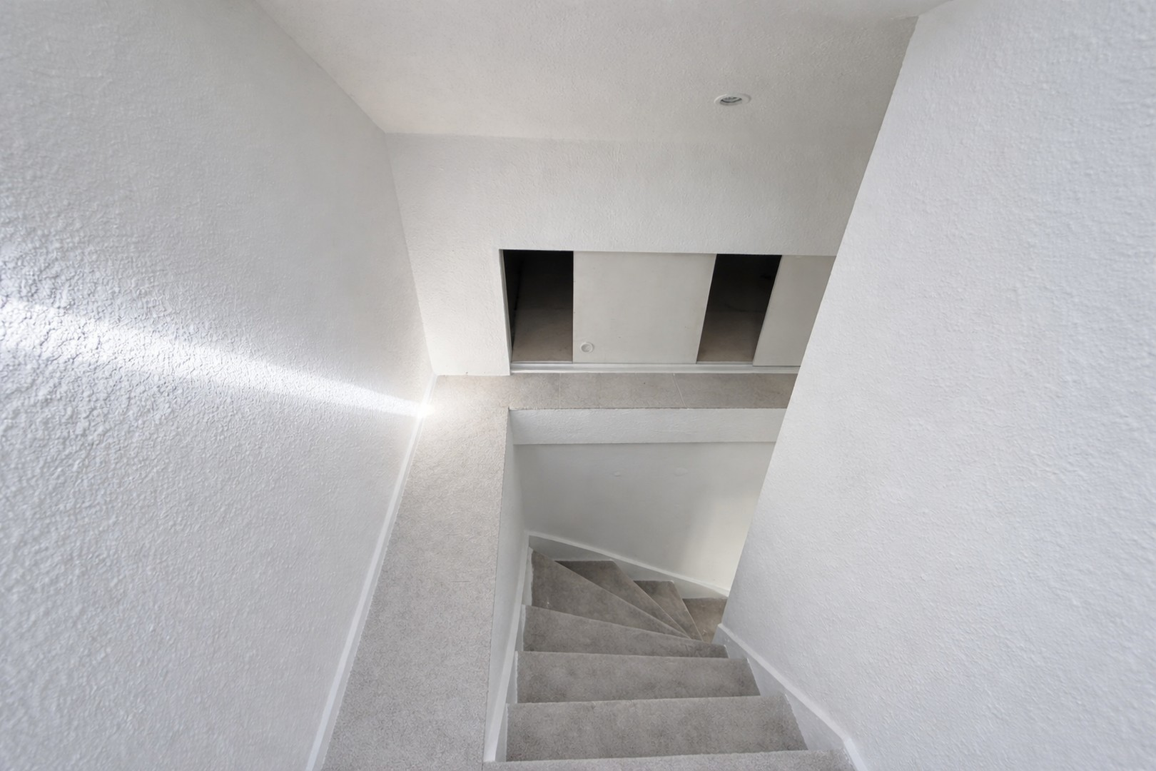 Treppenaufgang + Stauraumluke