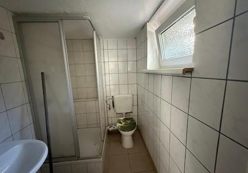 WC mit Eckdusche Untergeschoss
