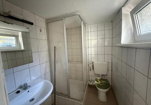 WC mit Eckdusche Untergeschoss