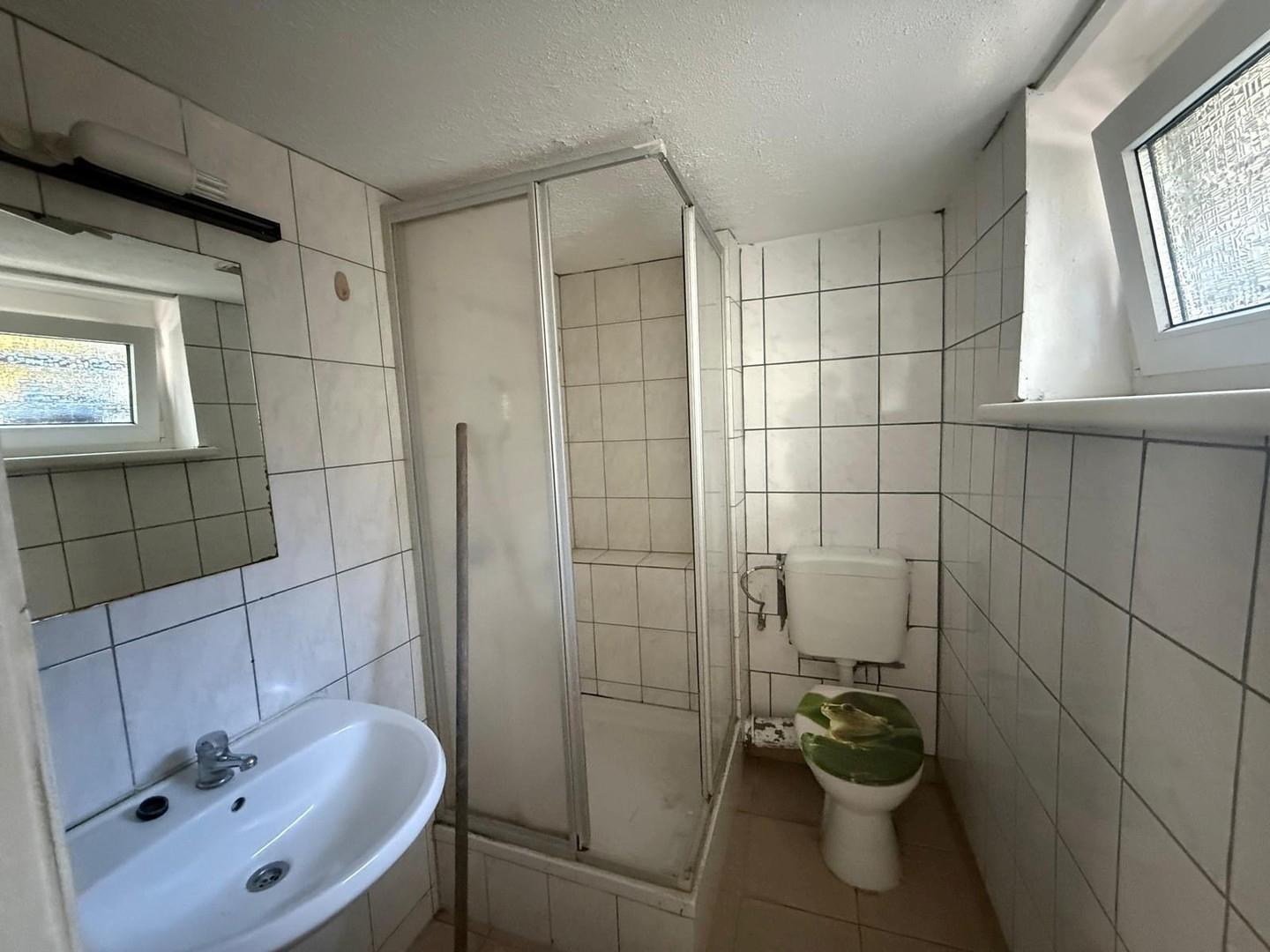 WC mit Eckdusche Untergeschoss