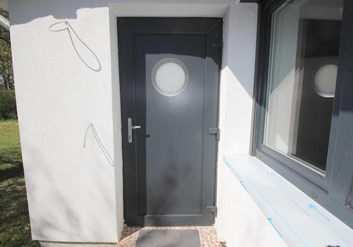 Sicherheits-Eingangstür mit stylischem Bullauge