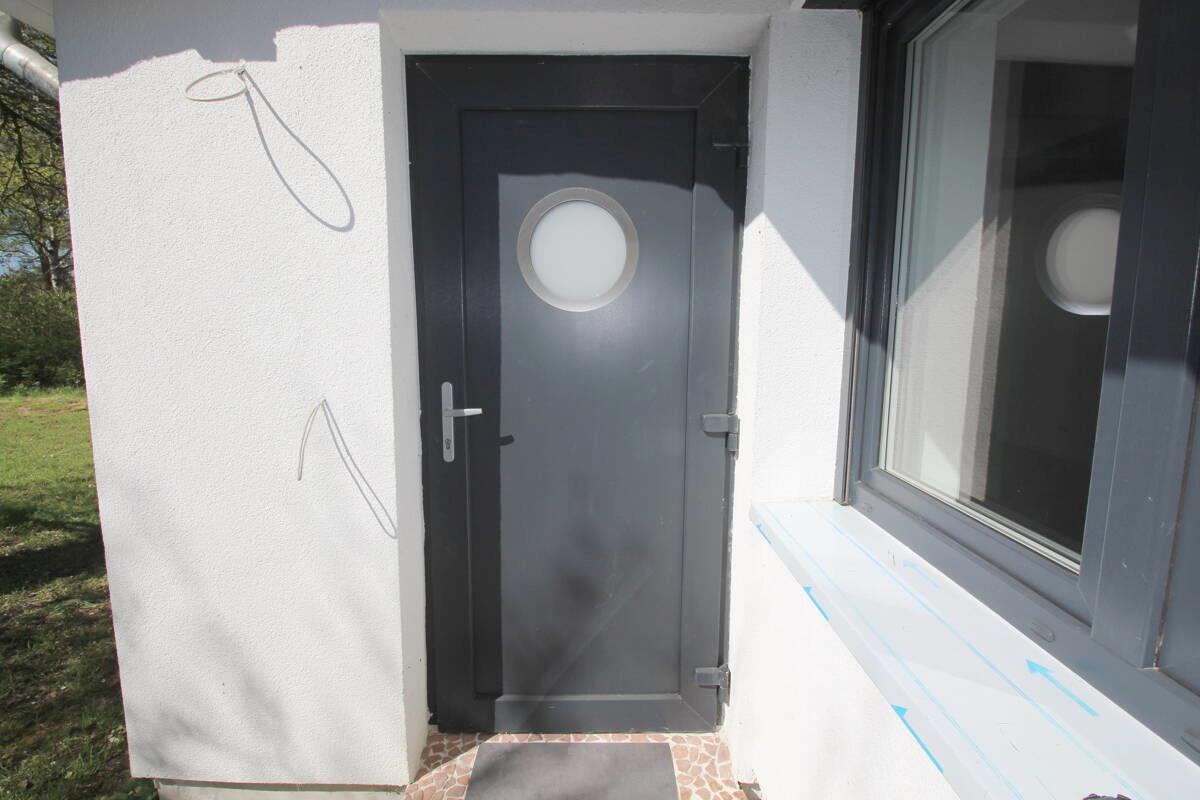 Sicherheits-Eingangstür mit stylischem Bullauge